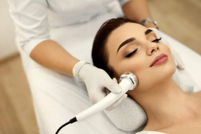 Gesichtsbehandlung + Ultraschall bei Ela’s Beauty Lounge in Berlin Westend